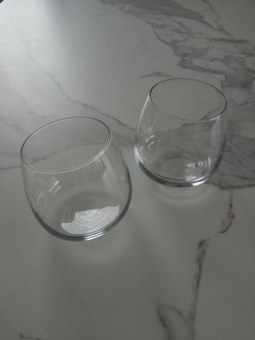 Dwie szklanki z okrągłym dnem