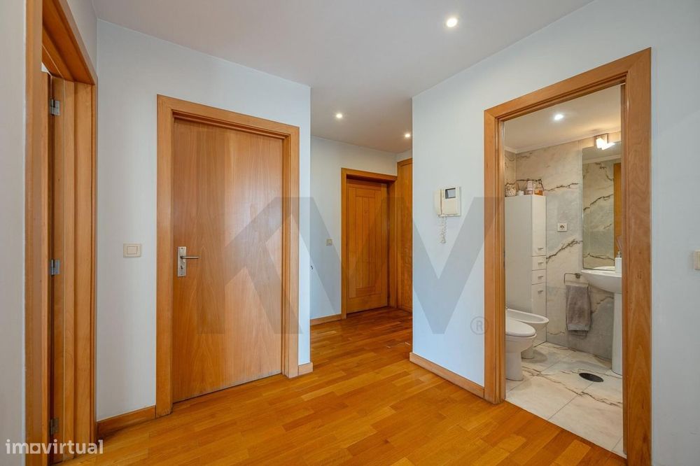Apartamento T2 com varanda e garagem no Pinheiro Manso, Porto