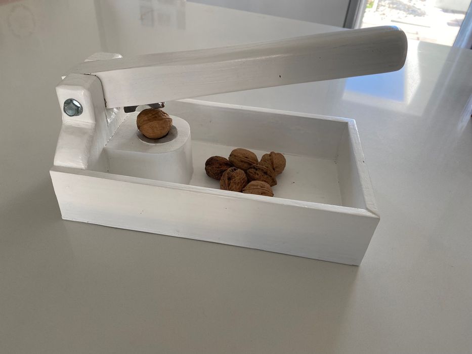 Quebra nozes em madeira - feito à mão