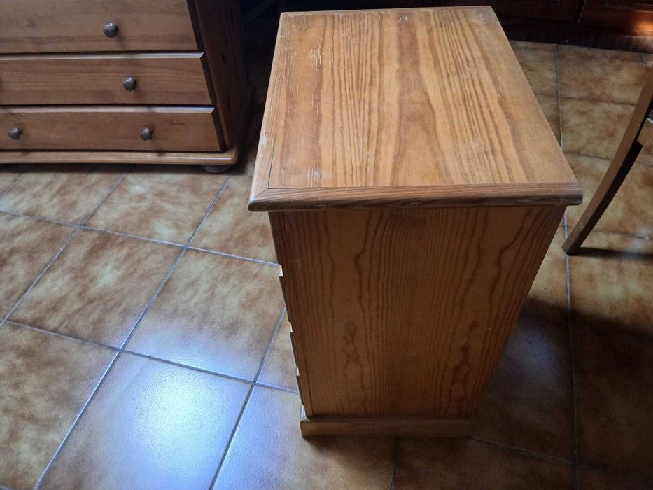 Cama de Madeira com Estrado + Mesinha de Cabeceira com 4 Gavetas