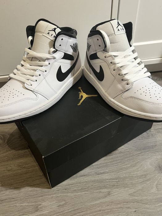 NOVOS Nike AirJordan Mid Black and White