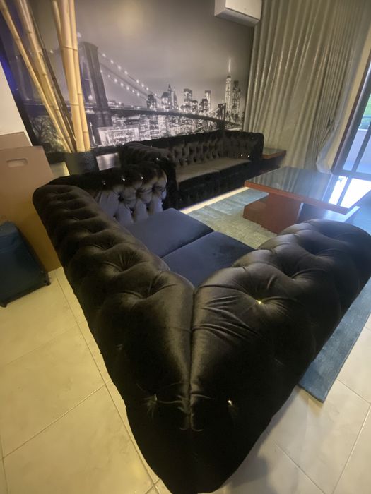 Conjunto 2 Sofás Chesterfield em Veludo Preto – Luxo e Elegância