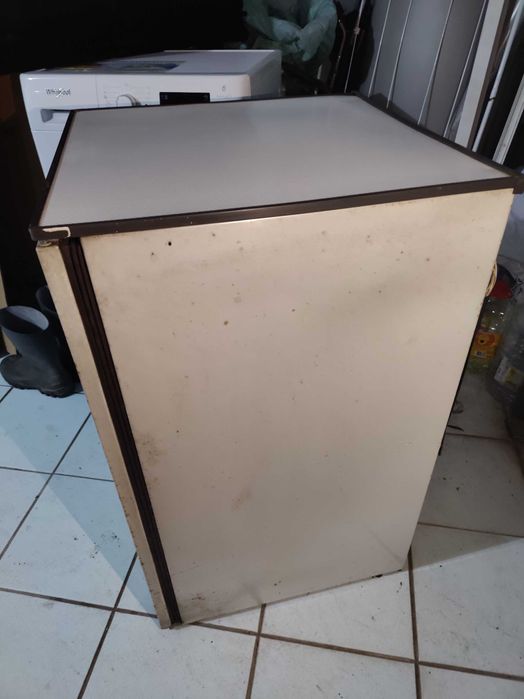 Frigorifico de encastrar com muito desgaste mas a funcionar