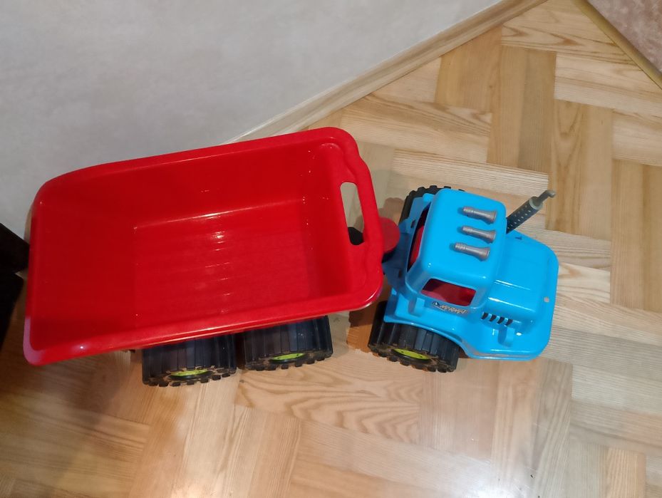 Duży samochód z przyczepą wywrotką