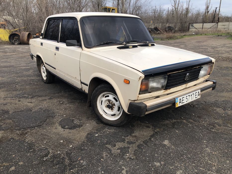 Продам ваз 2105 1992г по мотору и ходовой части автомобиля вопросов нет днище и в багажник стаканы лонжерон не гнилой по кузову есть рыжики на фото видно расход топлива 8л в эту погоду бензин машина тонирована в круг с Лобовым стеклом машина в одних руках с 2009г салон в отличном состоянии по документам только оформление через гаи кому интересно звоните торг на переоформление