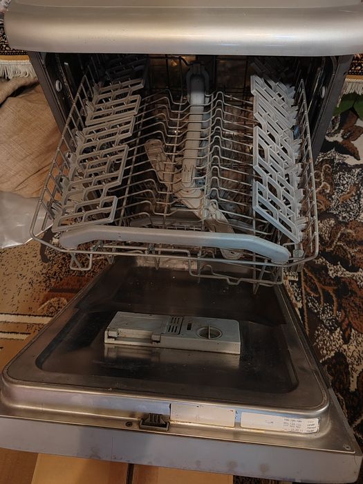 Посудомойка. Рабочая. Требует уборки внутри.