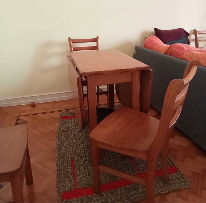 Mesa e Cadeiras em Pinho