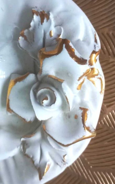 Jednorożec i świecznik, biała porcelana ze złotymi brzegami. Cena za 2