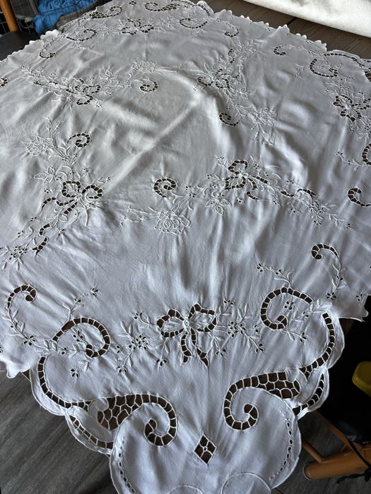 Toalha de mesa linho branco bordado à mão