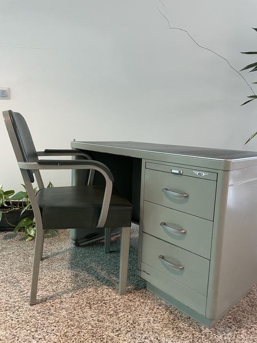Secretárias com cadeiras, moveis arquivo e aparador