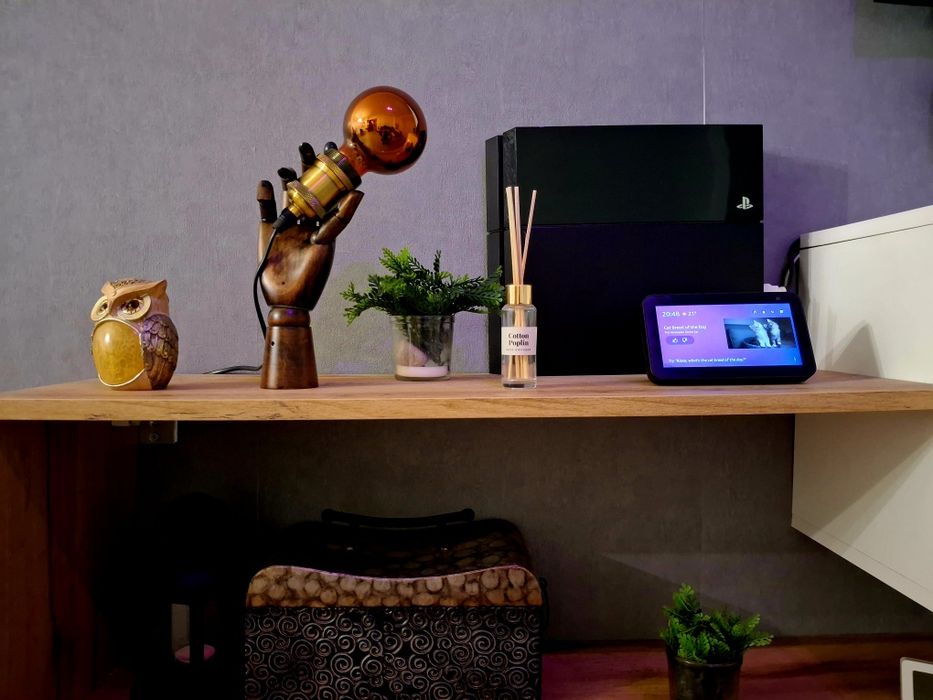 Mão articulada vintage com lampada luz ambiente.