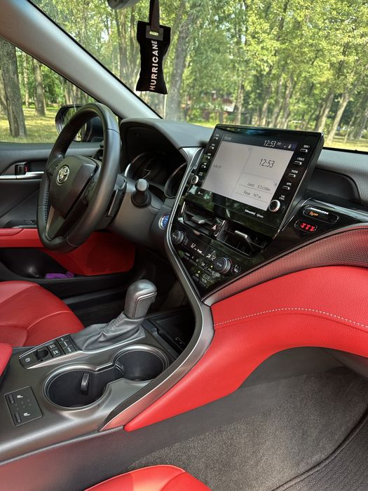 Оренда/Аренда Toyota Camry Hybrid XSE 2021