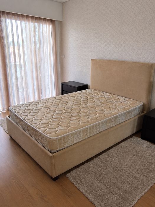 Vendo cama estofada bege com colchão