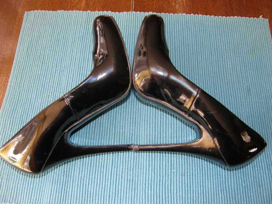 Hiszpanskie buty, czarne szpilki, skora lakierowana, lakierki r 38