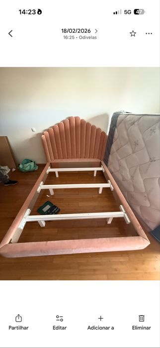 Cama em estofo impecavel