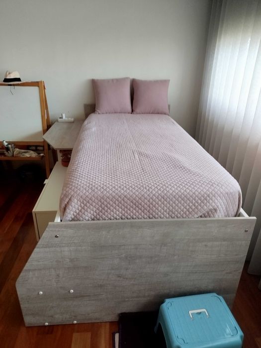Cama jovem com colchão e arrumação