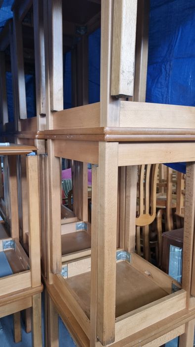 Lote completo de 22 Mesas e 44 Cadeiras