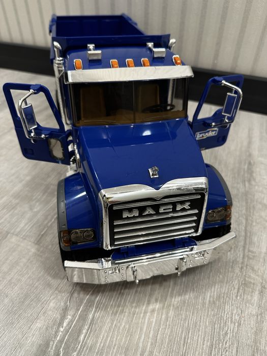 Самосвал Bruder Mack