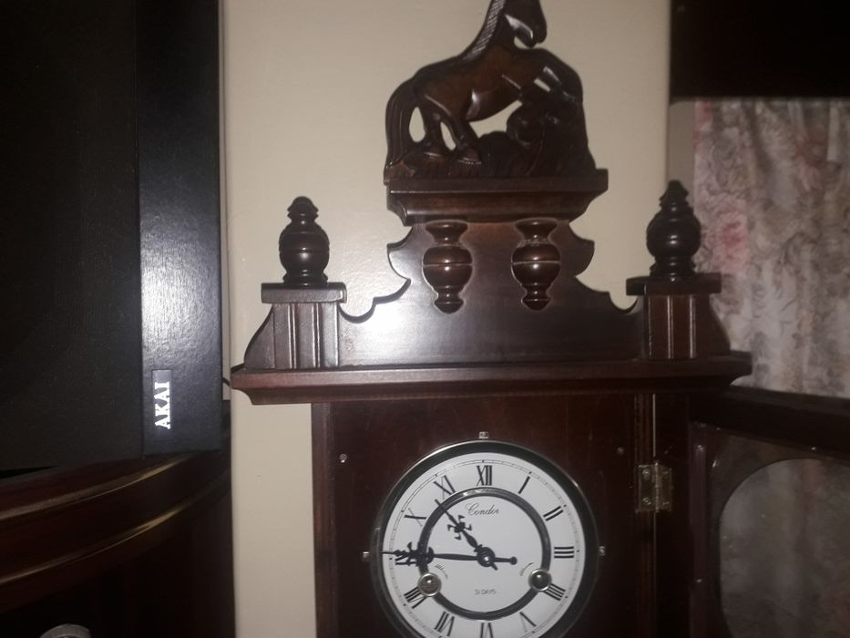 Relógio de corda de parede antigo