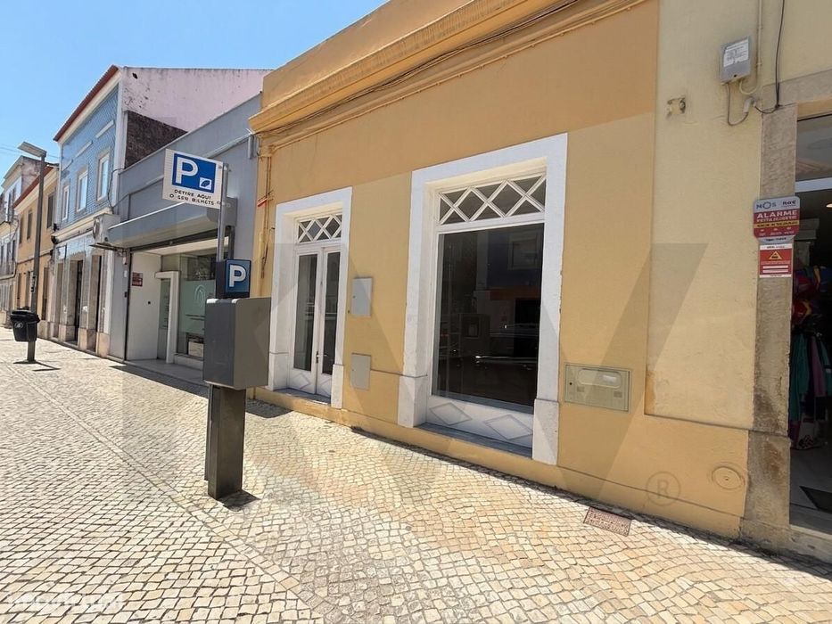 Loja Renovada para Arrendamento com Logradouro e Varanda na Rua Batalh