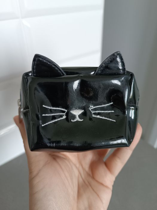 Kosmetyczka kot mała czarna lakierowana H&M