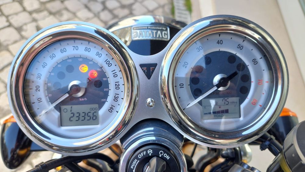 Triumph Truxton R 1200