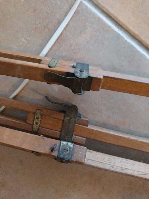 Antigo tripé de madeira de fotógrafo