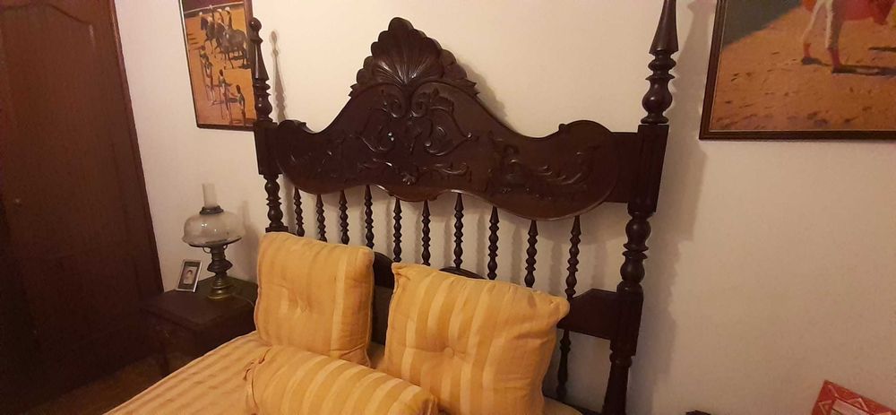 Cama casal em madeira e 2 cabeceiras com oferta edredão.
