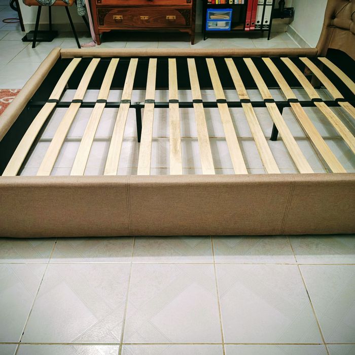 Estrutura de cama com estrado e cabeceira
