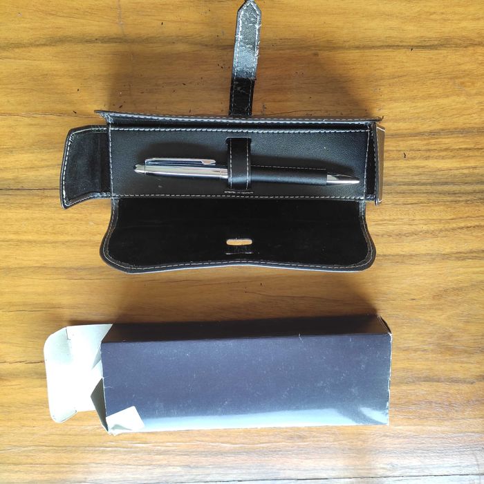 Esferográfica com estojo