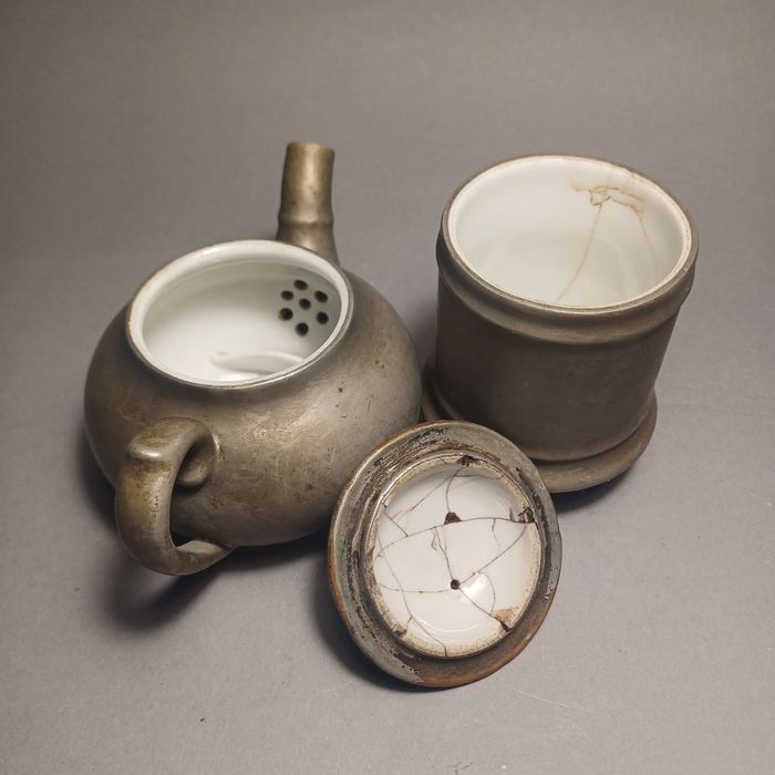 Zaparzacz imbryk przelewowy porcelanowy okuty