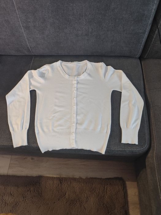 Biały sweterek rozpinany