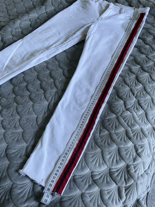 Джинси білі з високою посадкою stradivarius