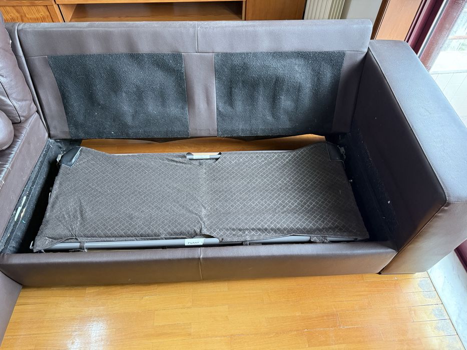 Sofá-cama de canto em pele castanha –  cama nunca usada