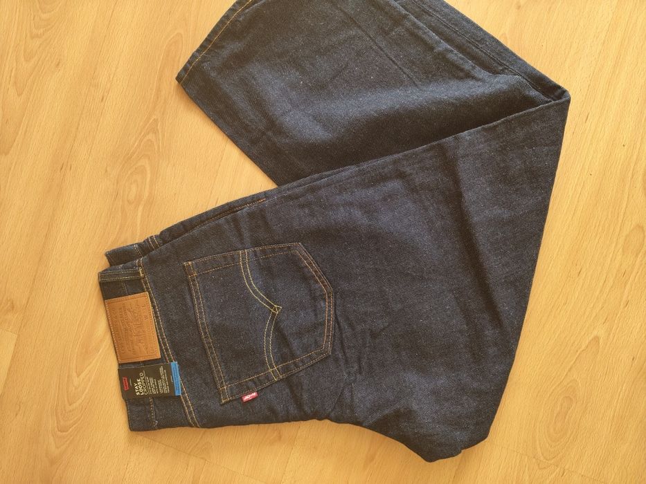 Granatowe spodnie dżinsowe Levi's