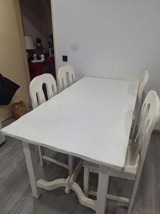 Mesa de madeira e 4 cadeiras