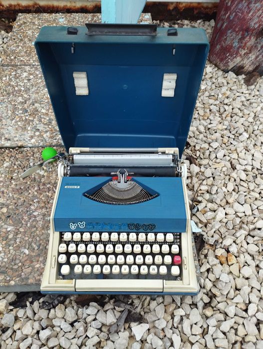 Máquina de escrever Messa 2000S