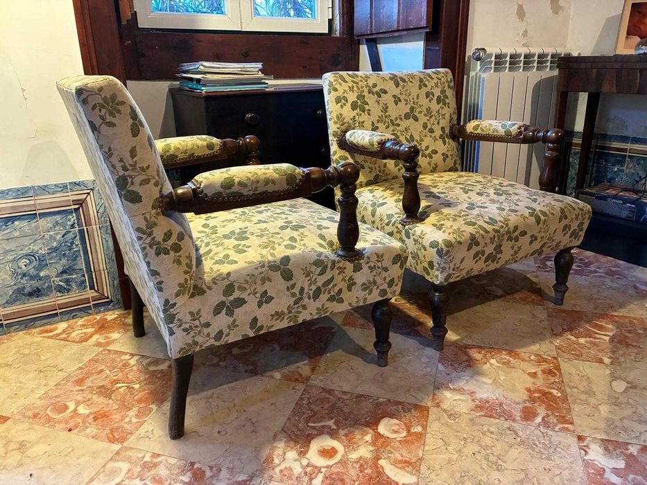 Cadeirões antigos estofados com motivos florais
