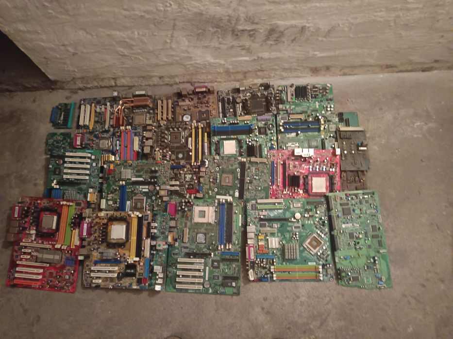 Złom komputerowy.Plyty główne ponad 20 sztuk.