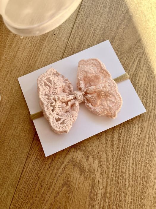 Opaska bezuciskowa duża kokardka koronkowa pudrowy róż sesja roczek