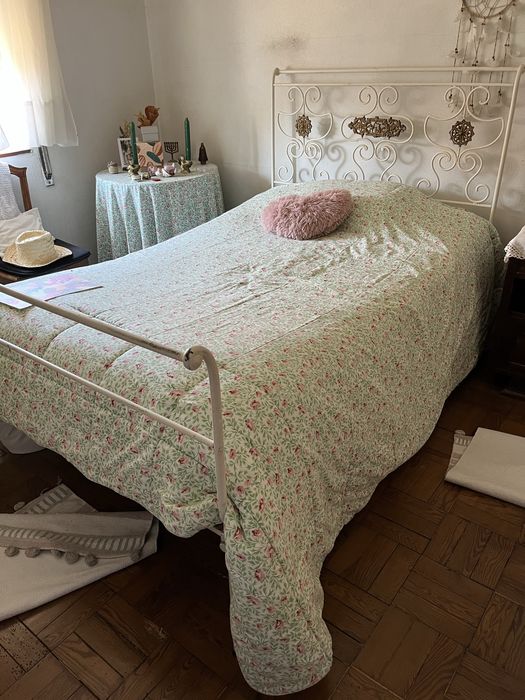 Cama antiga em ferro trabalhado – estilo vintage/romântico