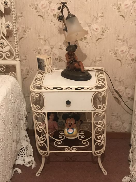 Mesa de cabeceira e candeeiro