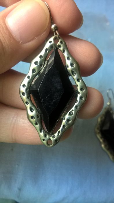 Brincos compridos prateados envelhecidos e preto