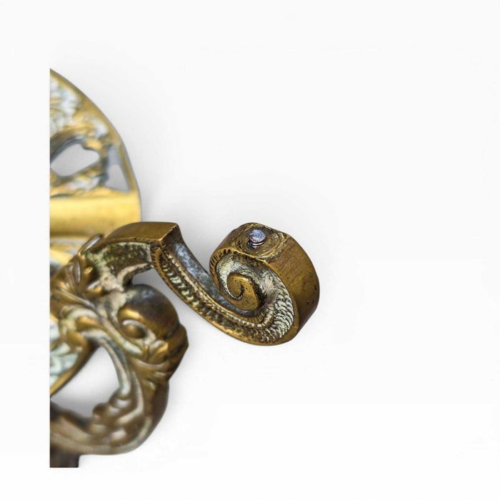 Cinzeiro Chão Antigo em Metal Dourado com Pé Alto e Prato Trabalhado | 68 cm | 1,710 kg