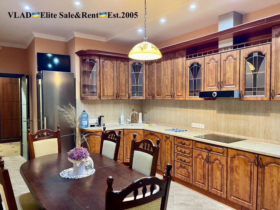 Л.Українки бул. 7-А. 2-кім. 100 м2. Всі вікна виходять у двір на парк!