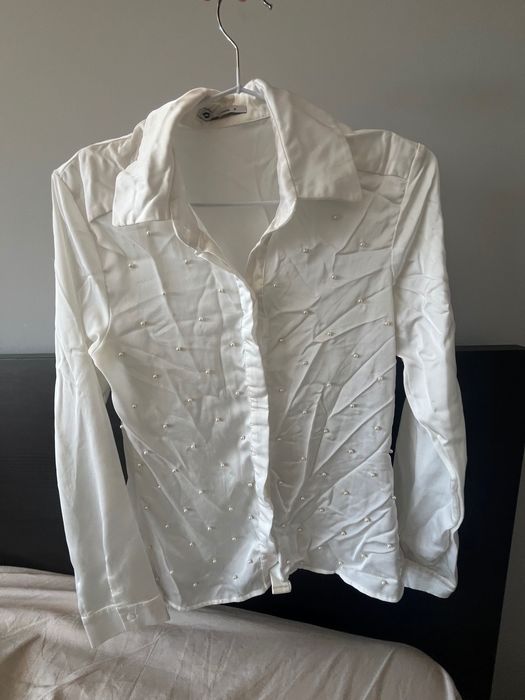 Camisa cetim branca com pérolas