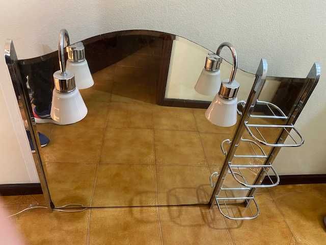 Espelho para casa de banho, em muito bom estado, com luz.