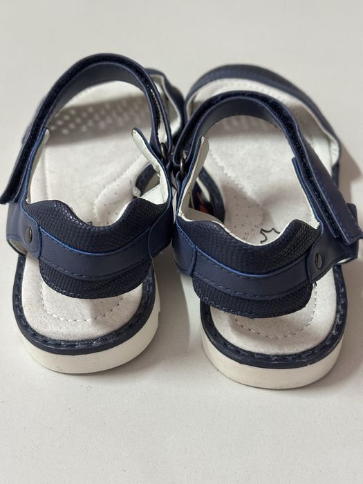 Босоніжки дівчинка