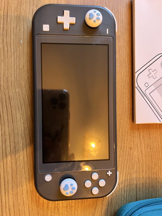 Nintendo switch lite + smerfy więzień zielonego kamienia 2