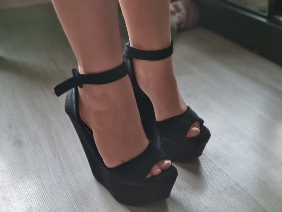 Sandały na koturnie